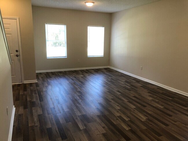 Building Photo - Large 5 Bedroom, 3 Bathroom Single Family Home