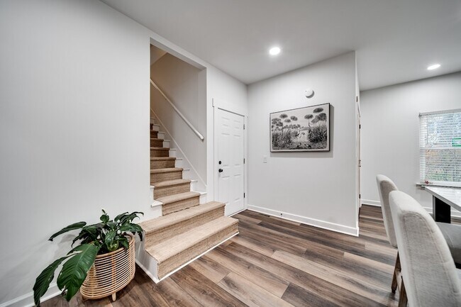 Building Photo - 118 River Chase