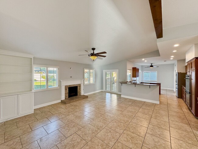 Building Photo - Stunning 4B/2BA House in San Marcos!