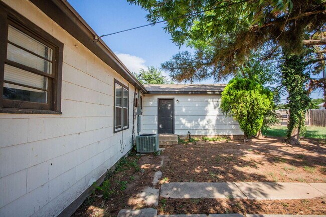 Building Photo - "Charming 4-Bedroom Home with Granite Touches & Gleaming Hardwood Floors in Lubbock!"