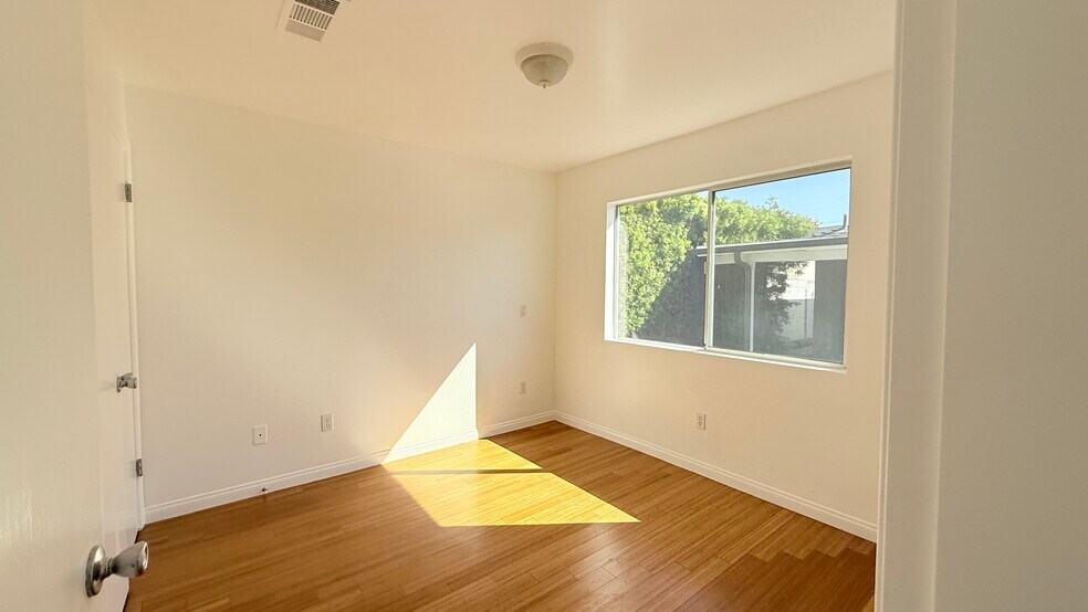 Building Photo - 11141 Greenlawn Ave