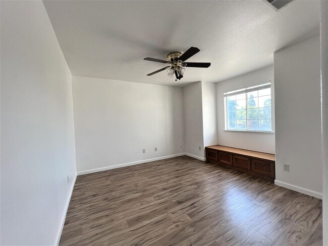 Building Photo - 2954 E Pryor Dr