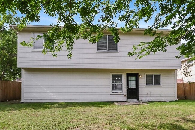 Building Photo - 2106 Falling Oaks Rd