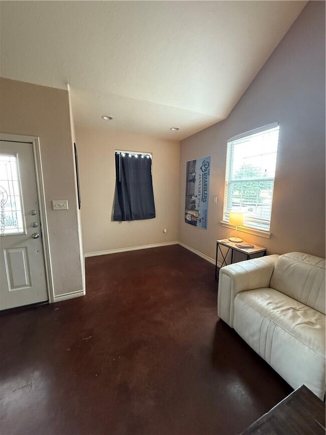 Building Photo - 2493 Horse Shoe Dr