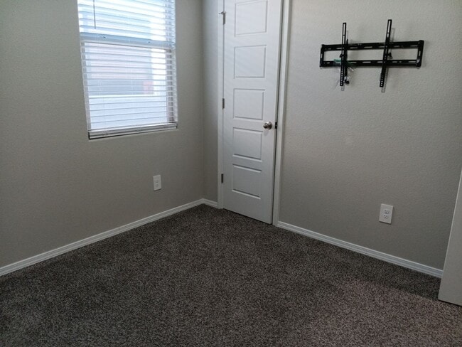 Building Photo - 3 Bedroom, 2 Bathroom Home! Schedule a Showing Today!