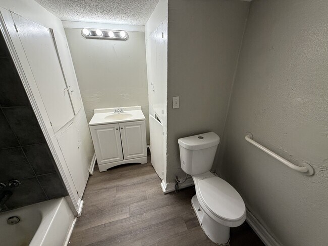 Building Photo - 728 N Holmes St