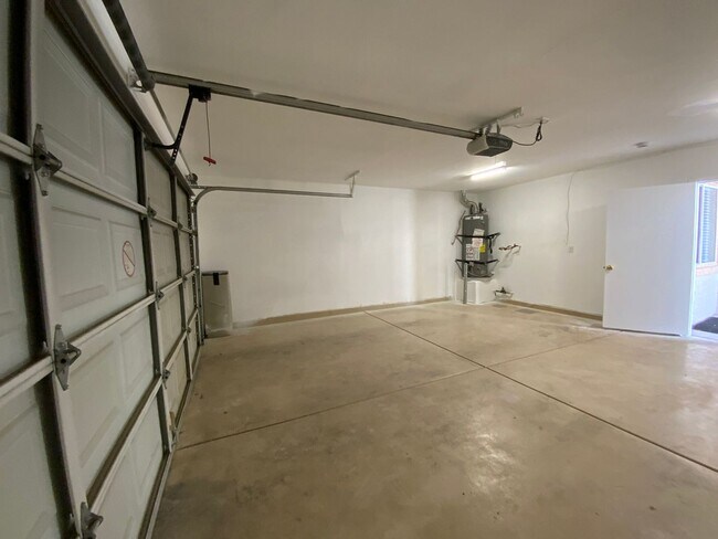 Building Photo - 855 N Stephanie St