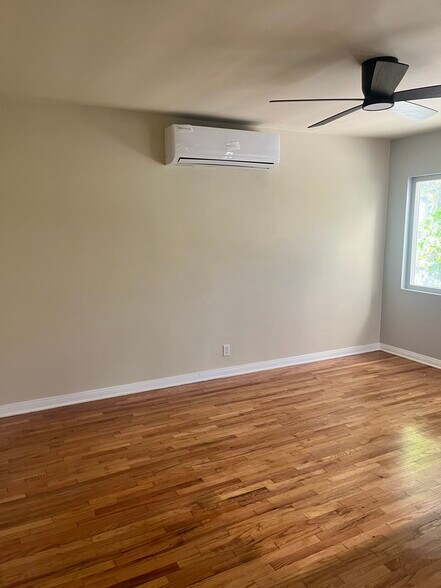 Building Photo - 1391 N Altadena Dr