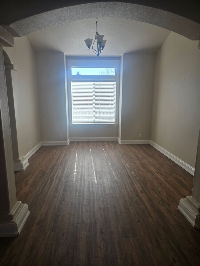 Building Photo - 3 bed 2 bath Home for Rent in Grants Pass