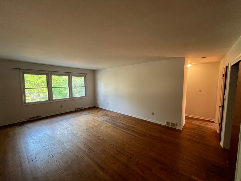 Building Photo - 494 Kenwood Ave