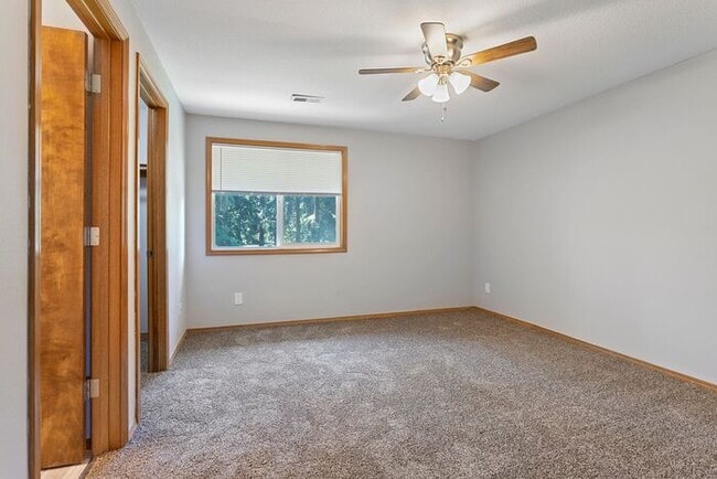 Building Photo - 3 bedroom townhouse with Garage!! Wont las...