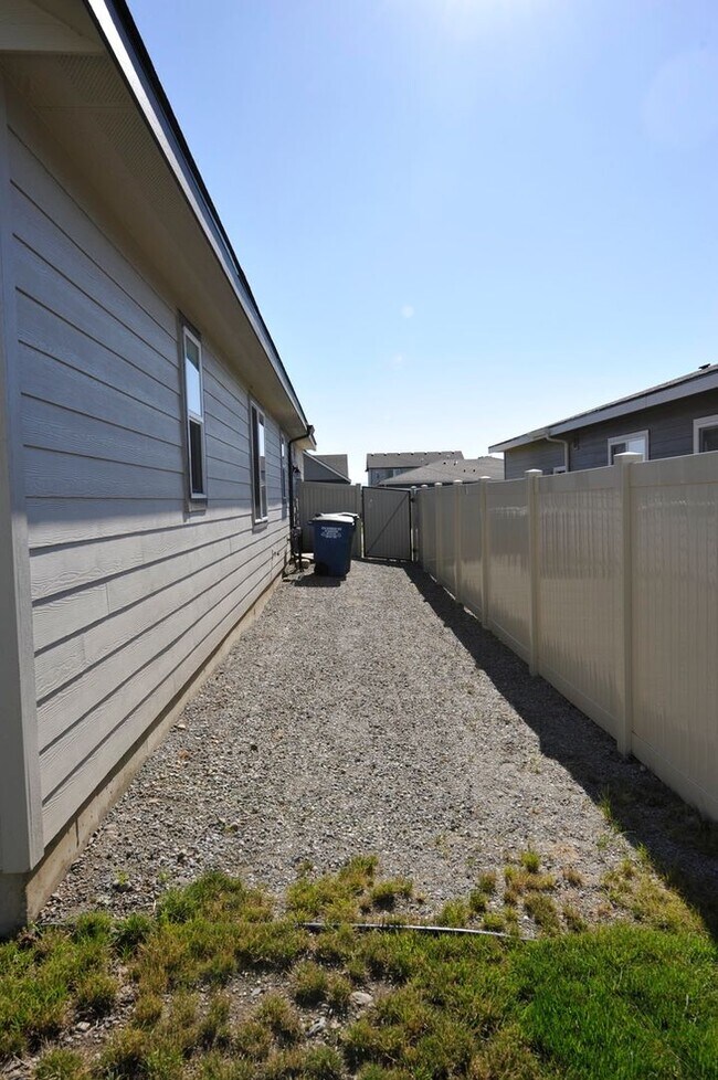 Building Photo - Woodbridge South Neighborhood 3/2