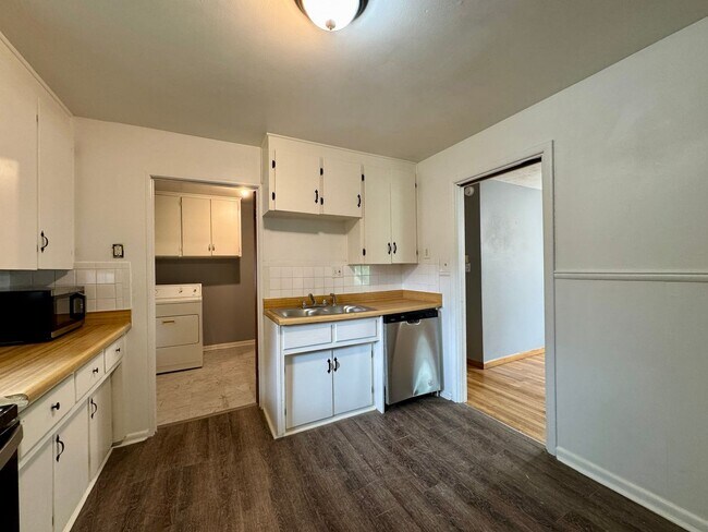 Building Photo - 3 Bedroom Home Walking distance to Sloan Lake & Highlands! Available NOW!!