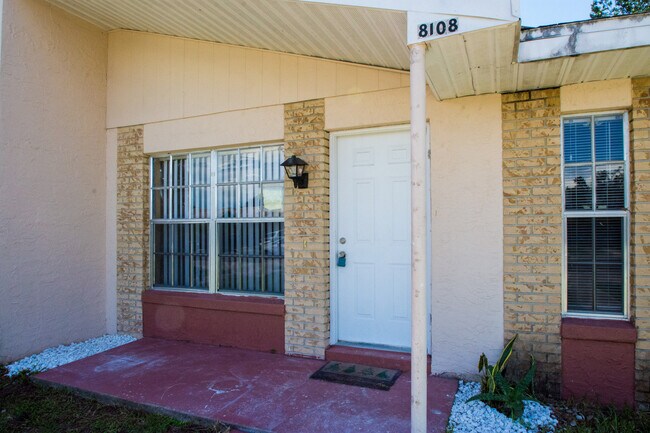 Building Photo - Just Listed 2/1 half duplex home!