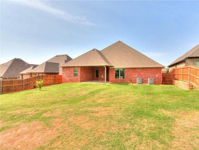 Building Photo - Stunning Home in West Edmond + 5 bedrooms ...