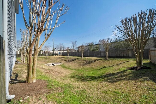Building Photo - 835 Garden Oaks Trce