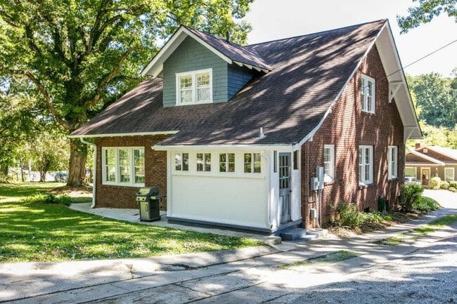 Building Photo - 111 Ashwood Rd