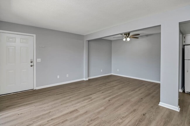 Building Photo - Walkable Downtown Lexington Living in Shadow Moss | Ground-Floor 2BR Retreat - Water sewer & tras...