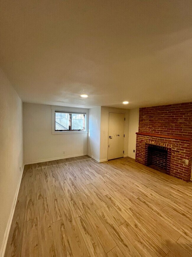 Building Photo - 607 W Babcock St