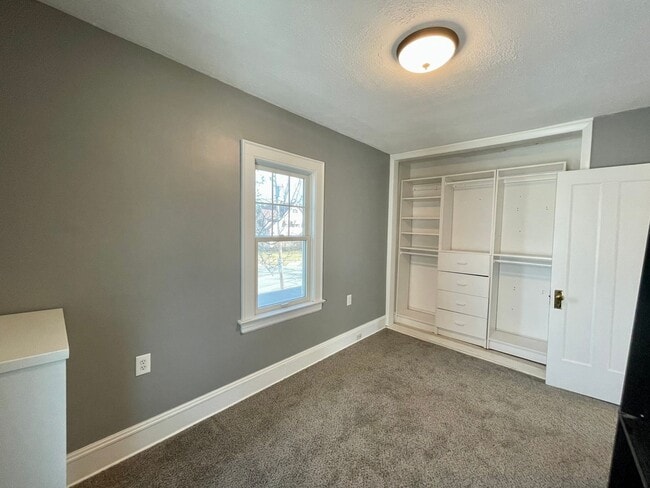 Building Photo - Single Family House 4-Bedroom, 2-Bath For ...