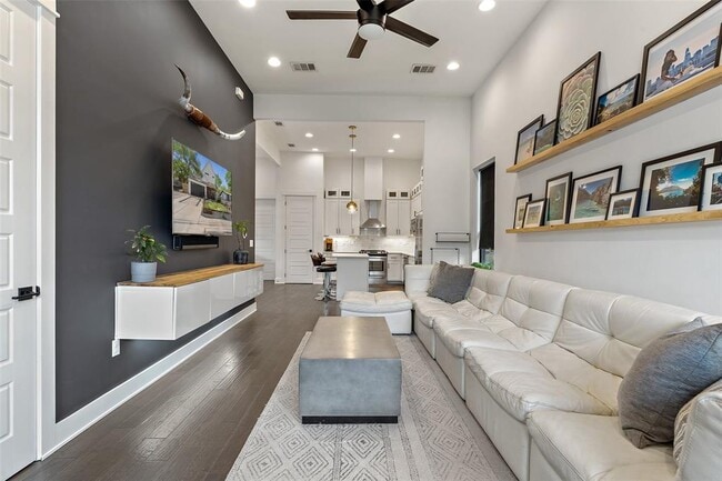 Building Photo - 2917 E 13th St