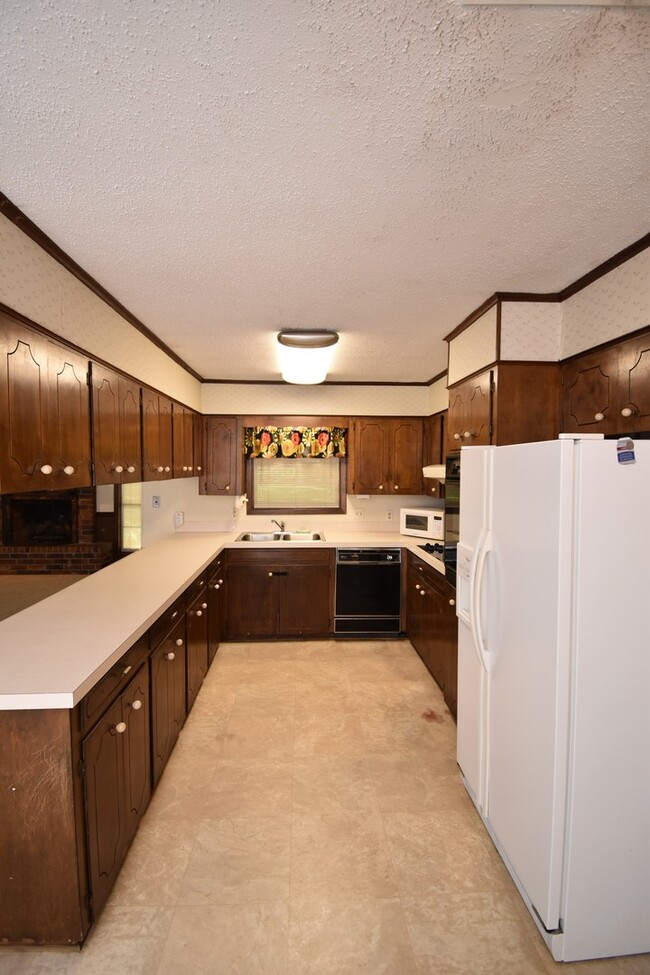 Building Photo - Spacious 3 Bed 2 Bath