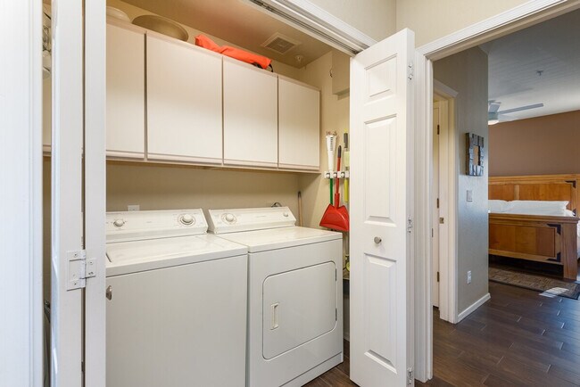 Building Photo - 9220 E Raintree Dr