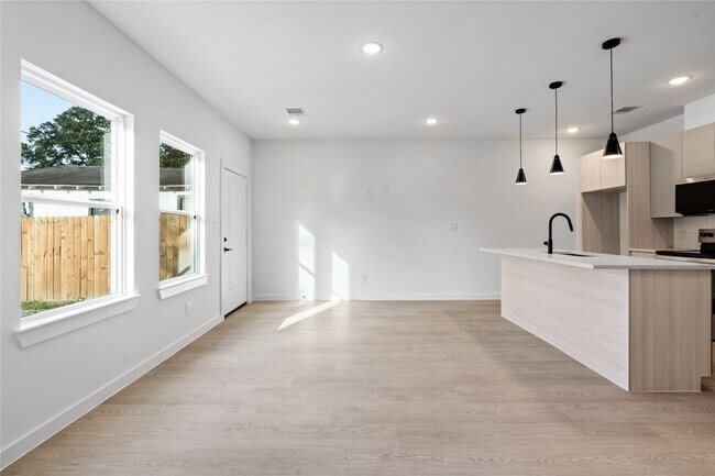 Building Photo - 1031 North Ln