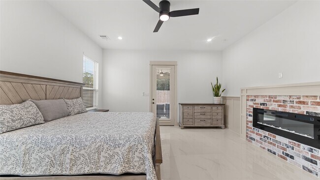 Building Photo - 517 Moore St