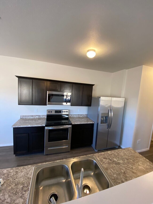 Building Photo - AVAILABLE TODAY! — Comfort & Style -  3 Bed, 2.5 Bath Duplex in Lawlis Ranch