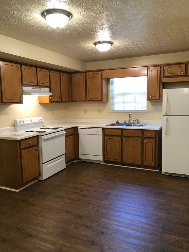 Building Photo - 2 bedroom/ 1.5 bath Unit