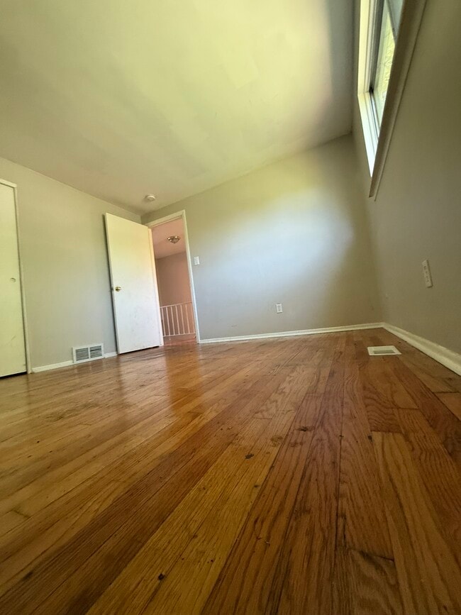 Building Photo - 105 S Christine Cir
