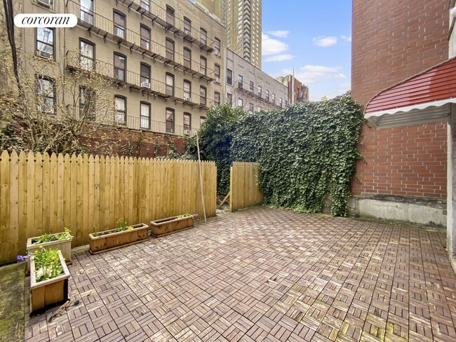 Building Photo - 523 W 49th St