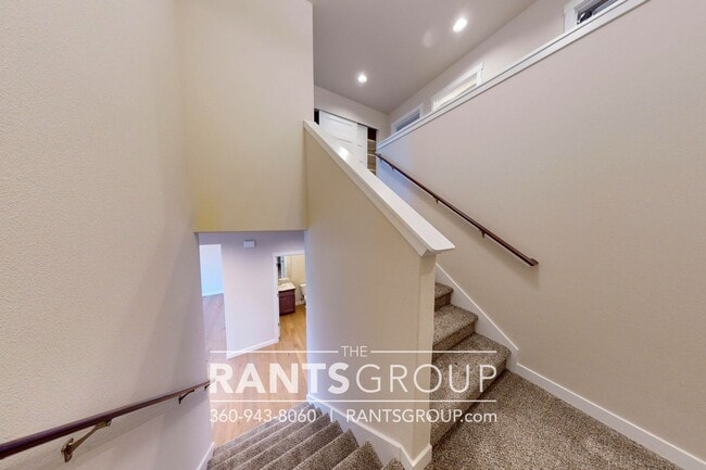 Building Photo - Beautiful Home! Easy JBLM Commute!