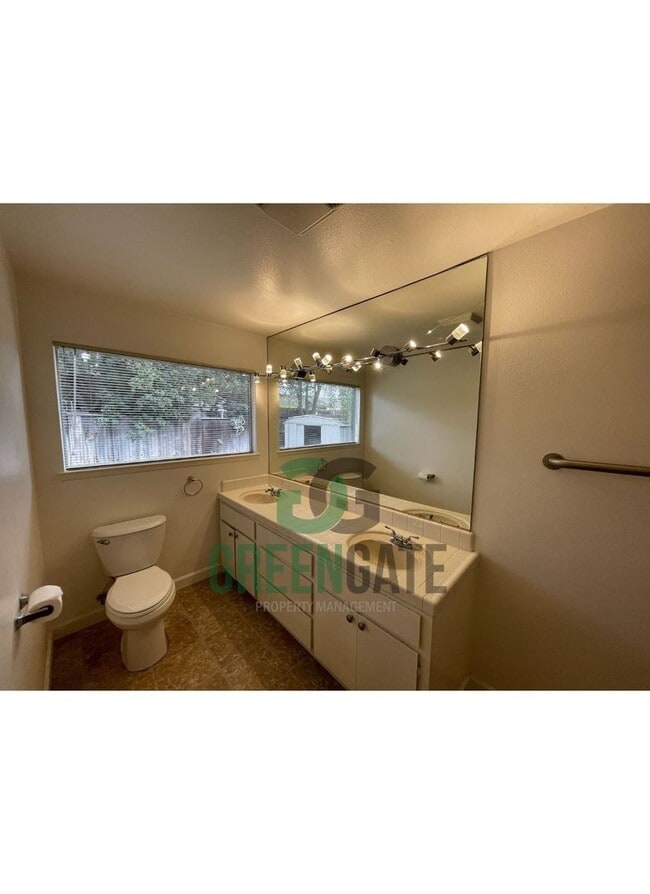 Building Photo - Spacious 4Bedroom 2Bath AVAILABLE NOW in Modesto!!