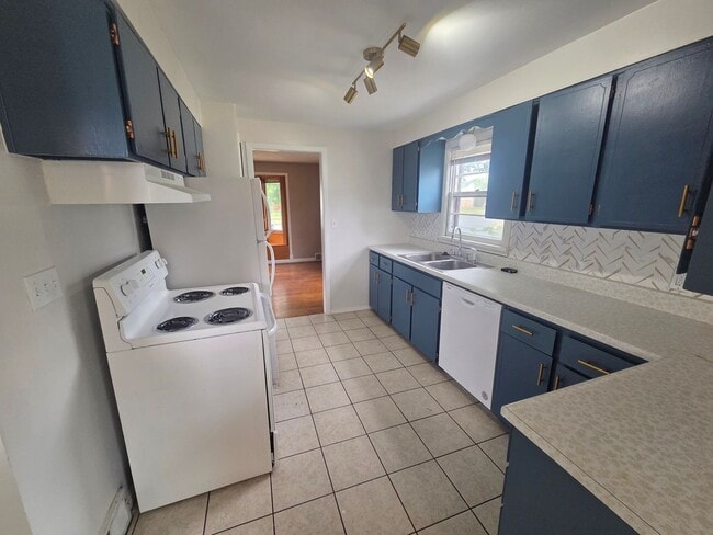 Building Photo - Audubon-Downriver Neighborhood 3+ bedroom, 1 bath corner lot with large, fenced yard