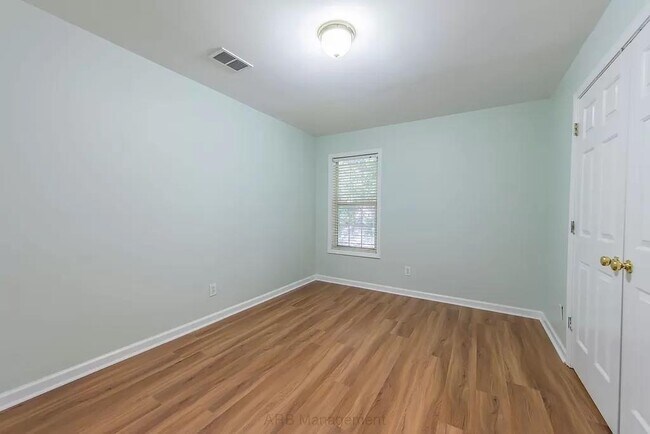 Building Photo - 3985 Shallowford Green Ct