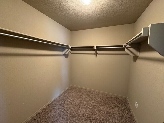 Building Photo - 4 bed, 2 bath, 3 car garage!