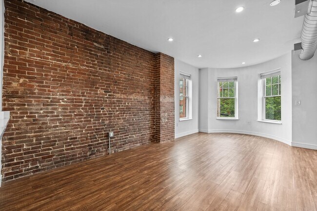 Building Photo - 103-105 Broadway
