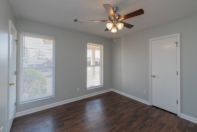 Building Photo - Charming Pepperidge Home with Fireplace & Large Backyard