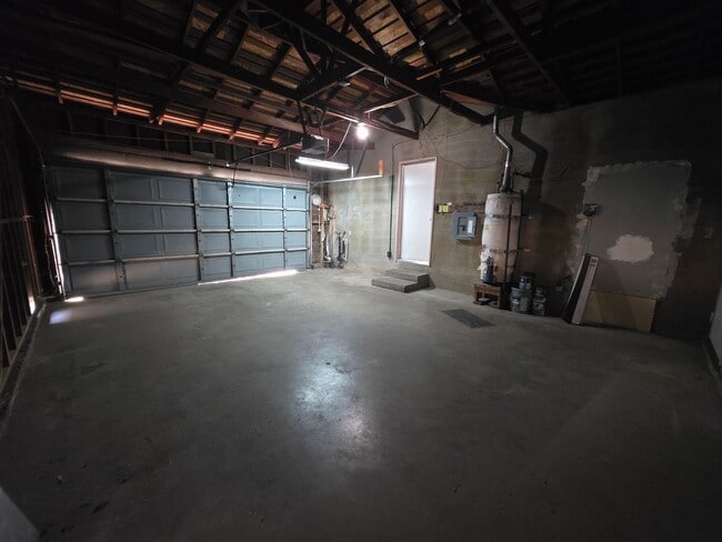 Building Photo - 4 bedroom single story near freeway & shop...