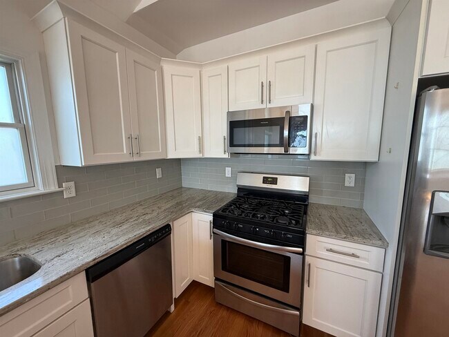 Building Photo - 398 Cator Ave