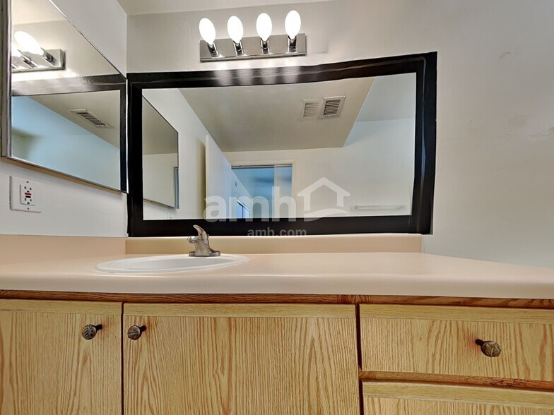 Building Photo - 501 W Placita Durango