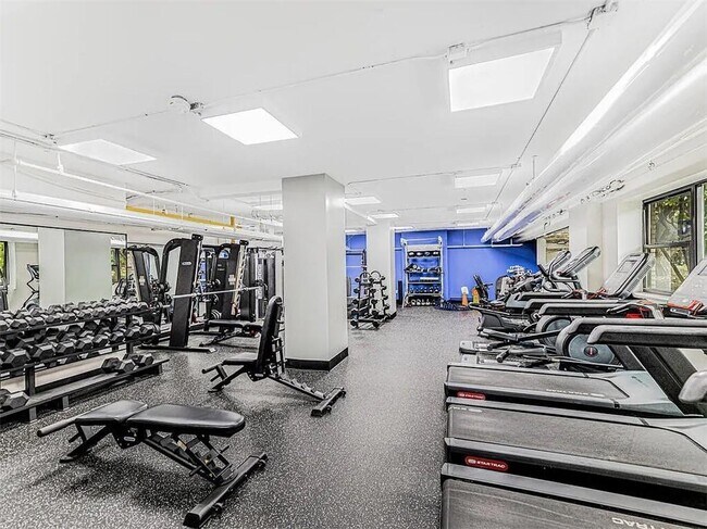 Building Photo - 6 Fordham Hill Oval