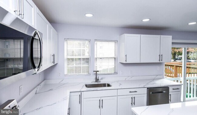 Building Photo - 915 Westlake Dr