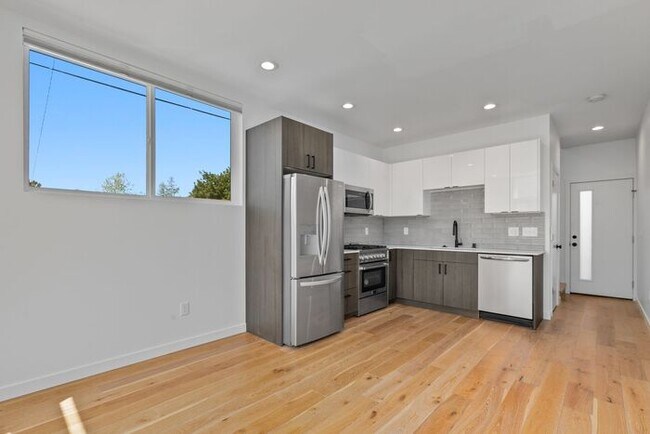 Building Photo - Sweet Ultra-Modern Air-Conditioned West Se...