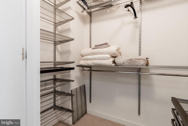 Building Photo - 910 Powhatan St