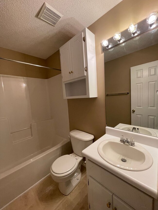 Building Photo - Foxchase Subdivision:  MOVE IN READY!!!!    1/2 OFF 1ST MONTH RENT W/12 MONTH LEASE!!  NEW CARPET...