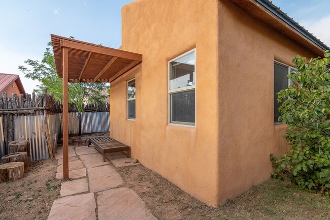 Building Photo - Cute Single Family Home Available now!