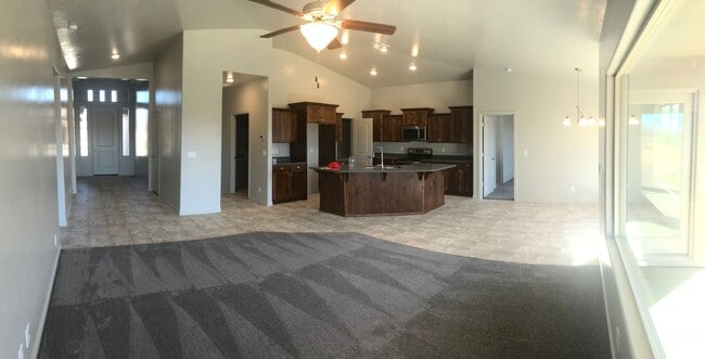 Building Photo - Beautiful 4 bedroom, 2 bathroom Home!